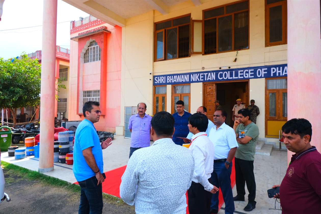 जिला निर्वाचन अधिकारी ने भवानी निकेतन कॉलेज ऑफ फार्मेसी स्थित मतगणना केंद्र पर किया निरीक्षण