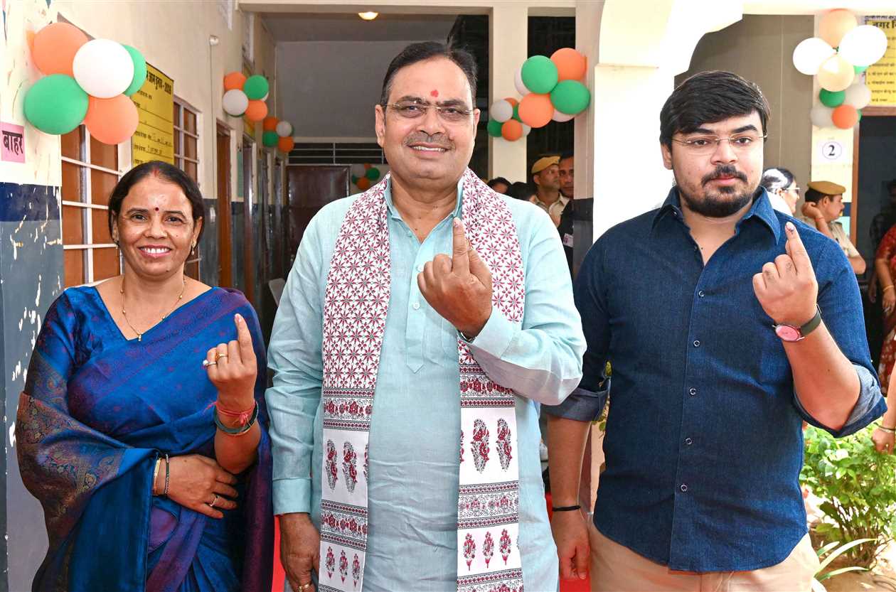 नगर निगम चुनाव- 2026  मुख्यमंत्री भजनलाल शर्मा ने सपरिवार किया मतदान  लोकतंत्र के पर्व में अधिकाधिक भागीदारी की अपील की