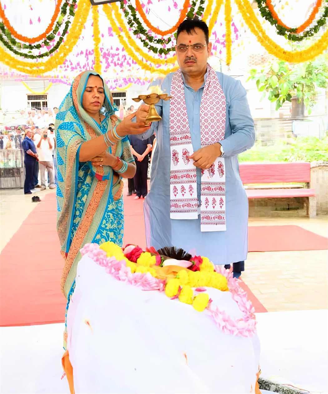 मुख्यमंत्री भजनलाल शर्मा ने पूंछरी का लौठा स्थित श्रीनाथजी मंदिर में किए दर्शन मुकुट मुखारविंद मंदिर में श्री गिरिराज जी का किया अभिषेक