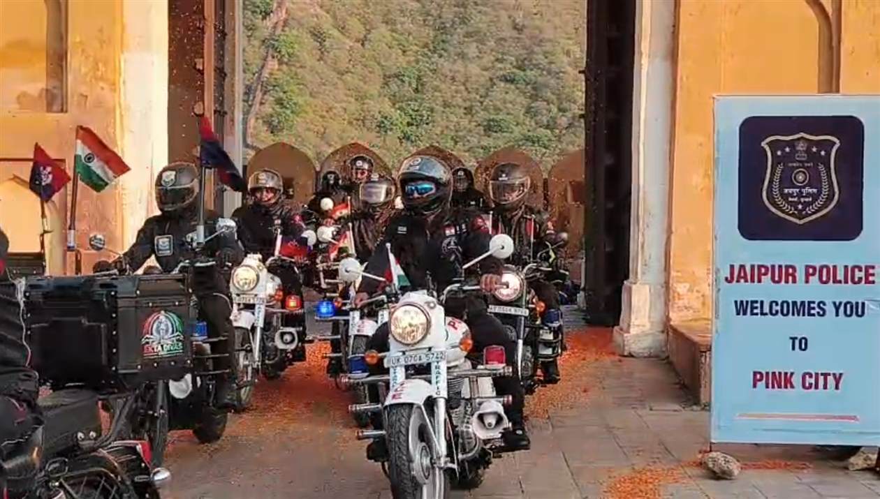 नशे के खिलाफ राष्ट्रीय मोटरसाइकिल रैली पहुंची आमेर—  पुष्प वृष्टि और तिलक लगाकर किया गया स्वागत  - FIGHT AGAINST DRUGS’ के संदेश के साथ सीएपीएफ और राज्य पुलिस के राइडर्स जयपुर में  - रामनिवास बाग से गुरुवार सुबह 10 बजे होगी रैली के अगले चरण की रवानगी  - डीजीपी श्री राजीव कुमार शर्मा गुरुवार को अल्बर्ट हॉल से दिखाएंगे हरी झंडी