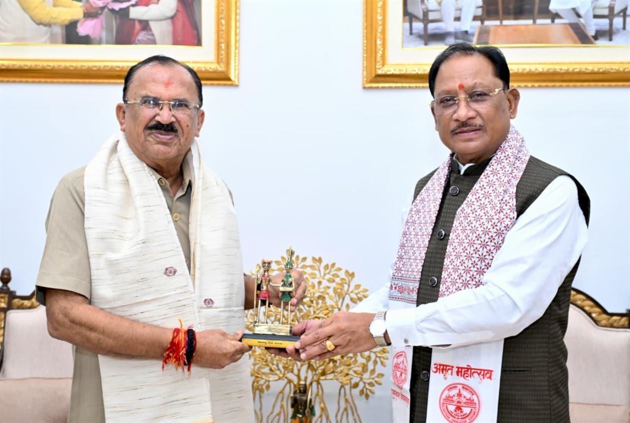 श्री देवनानी ने छत्तीसगढ़ के मुख्यमंत्री श्री साय से की मुलाकात श्री देवनानी की श्री साय से विभिन्‍न मुद्दों पर चर्चा स्पीकर श्री देवनानी ने शदाणी दरबार में किए दर्शन