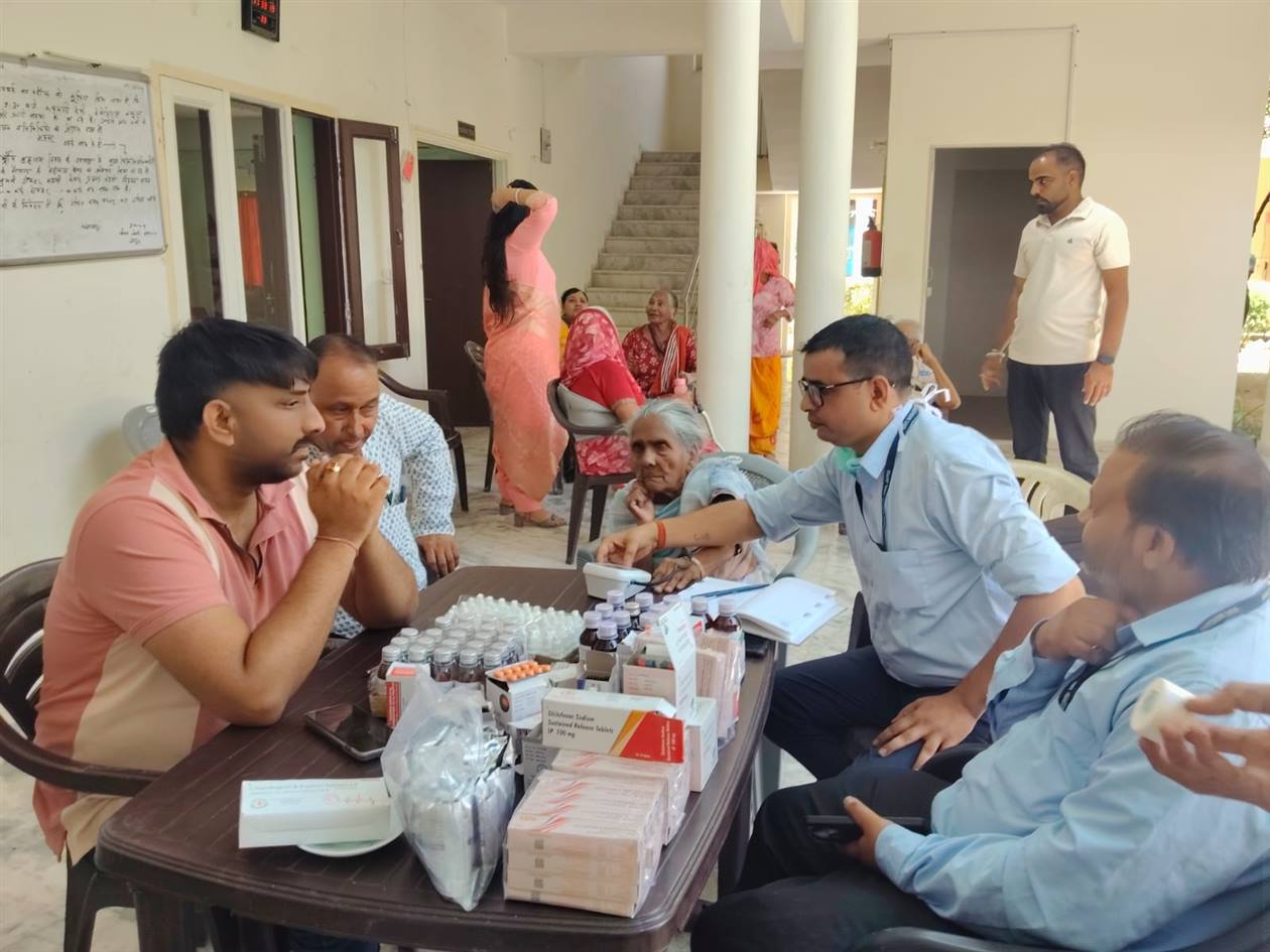 अंतर्राष्ट्रीय वृद्धजन दिवस के अवसर पर मेडिकल कैम्प का आयोजन