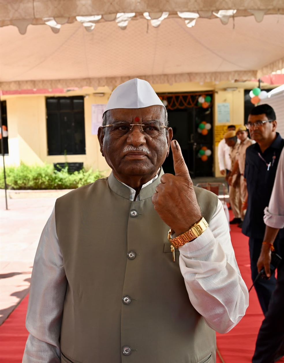 मतदान लोकतंत्र का पावन अवसर  सभी निर्भीक होकर अपने मताधिकार का प्रयोग करे- राज्यपाल श्री बागडे  राज्यपाल श्री बागडे ने नगर निकाय आम चुनाव के लिए मतदान किया