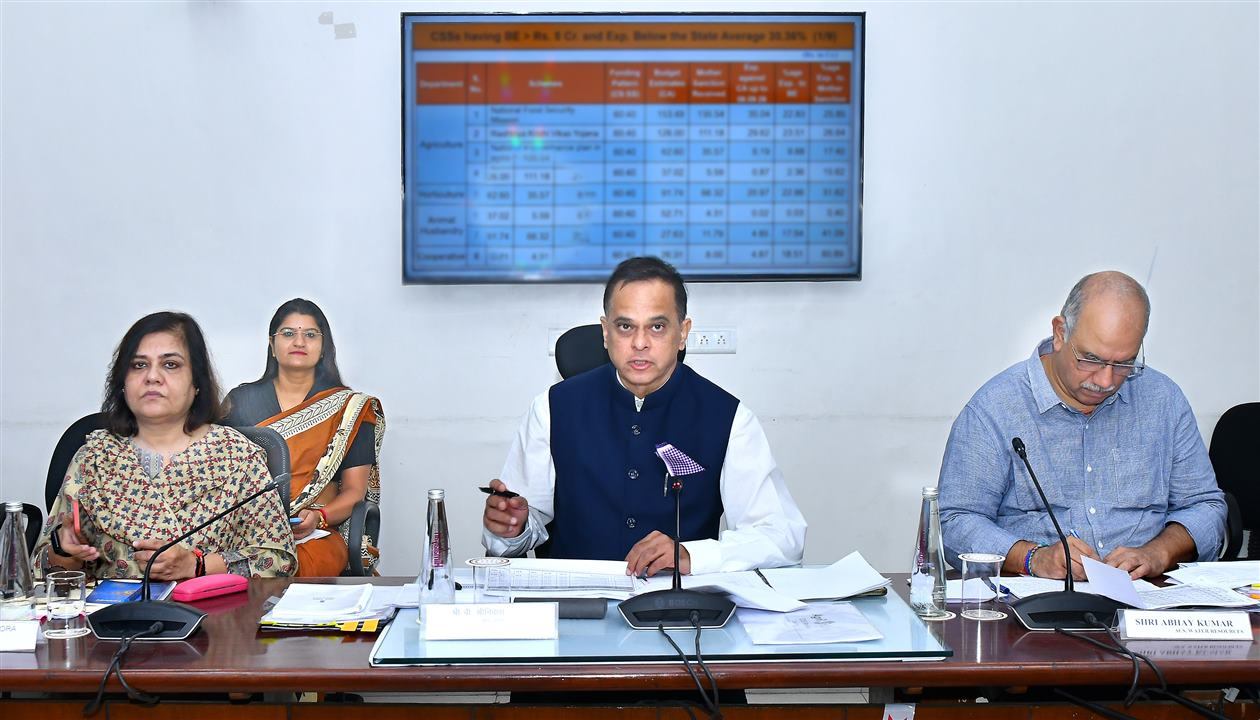 योजनाओं को धरातल पर उतारें, लंबित प्रकरणों का समयबद्ध निस्तारण सुनिश्चित करें—मुख्य सचिव बजट व्यय, ई-फाइल, जन-अभियोग, निवेश एवं भर्ती की समीक्षा     राज निवेश के प्रदर्शन और हरियालो राजस्थान की प्रगति की सराहना