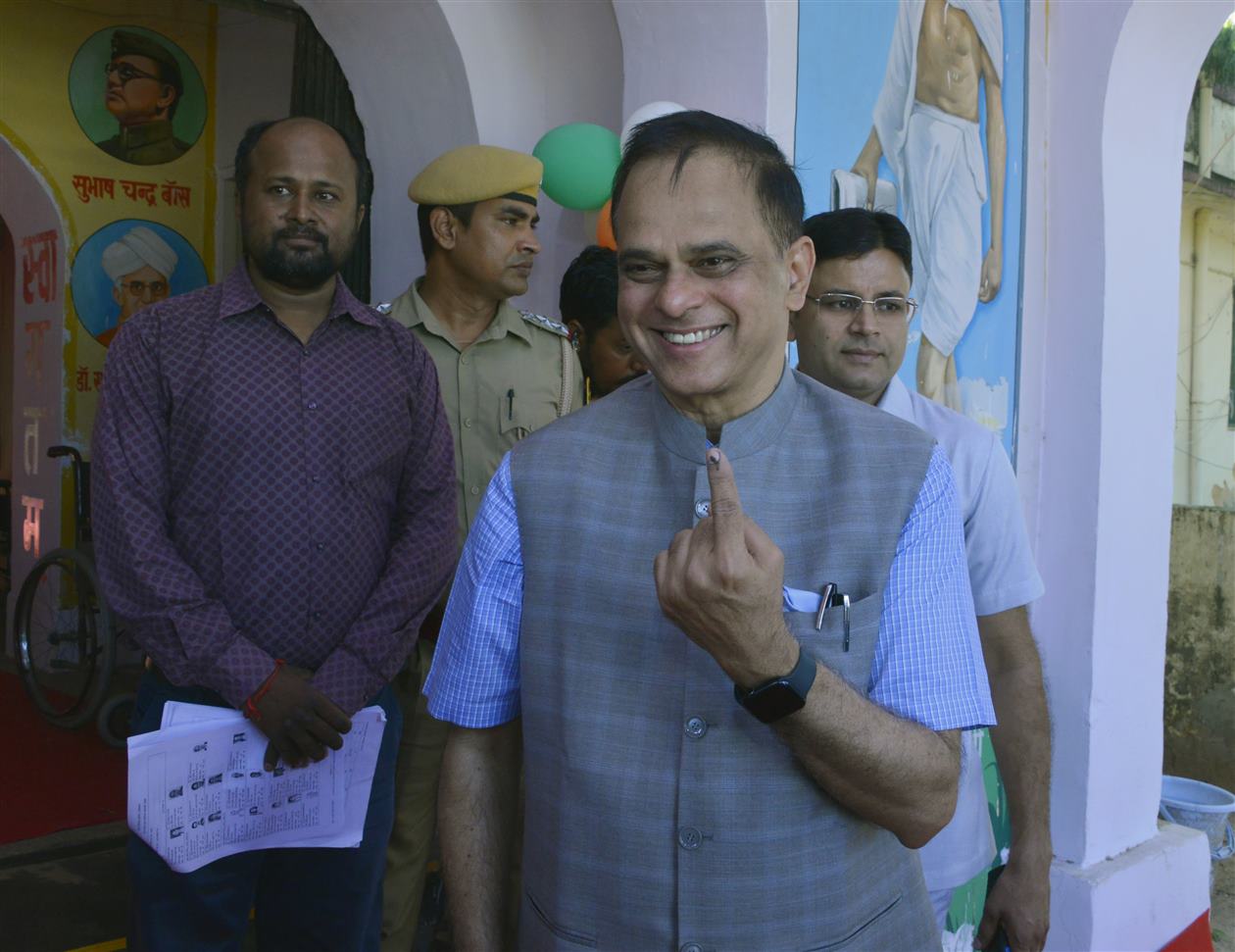 मुख्य सचिव श्री वी.श्रीनिवास ने किया मतदान  मतदाताओं से निर्भीक होकर मतदान करने का किया आह्वान